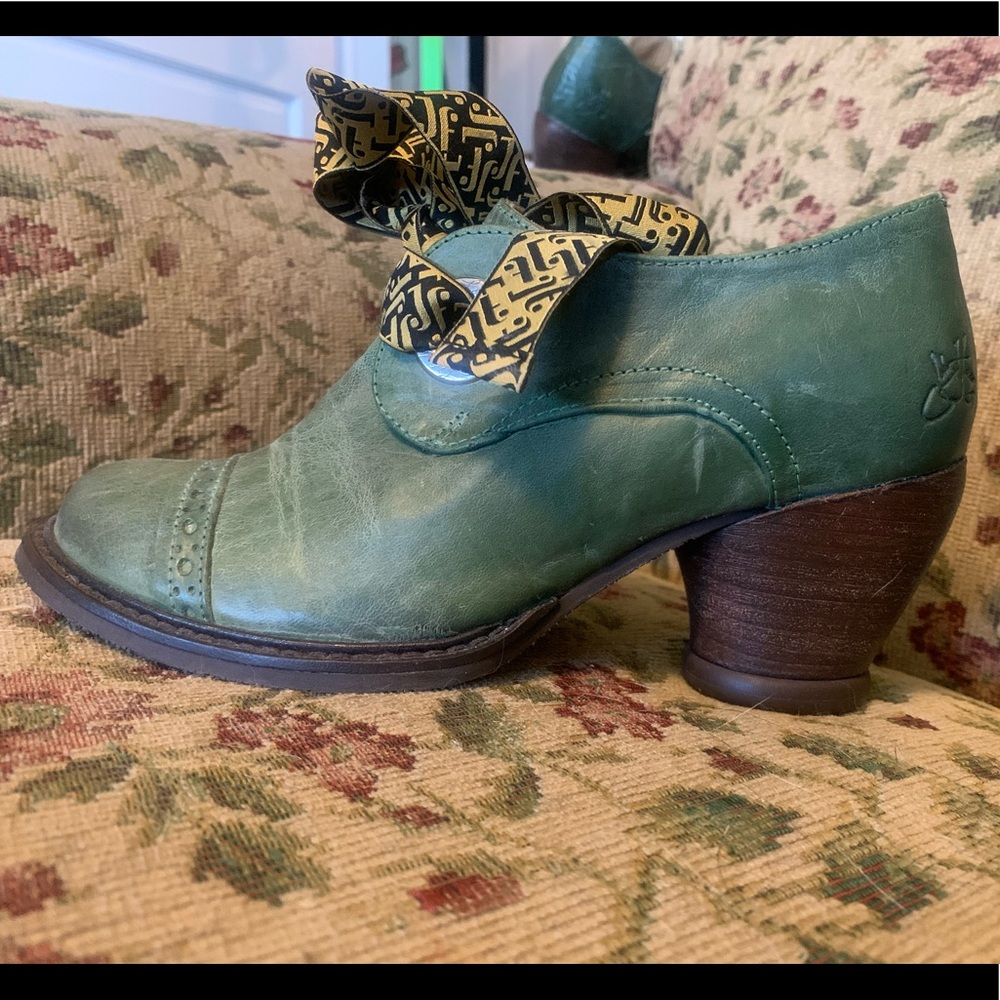 Green fluevog lace-up heels with yellow and black fluevog ribbon laces size 5